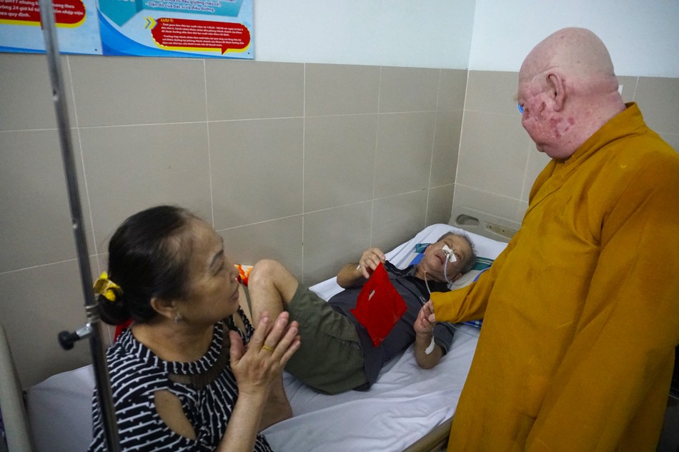 Sự hiện diện của Hòa thượng Thích Duy Trấn đem niềm an vui trước thời khắc giao thừa đến các bệnh nhân Sự hiện diện của Hòa thượng Thích Duy Trấn đem niềm an vui trước thời khắc giao thừa đến các bệnh nhân