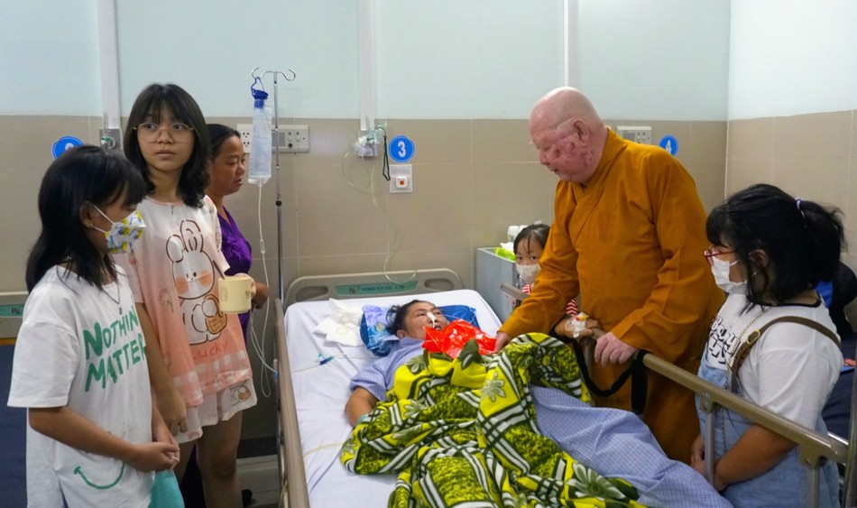 Xoa dịu nỗi đau bằng những yêu thương Xoa dịu nỗi đau bằng những yêu thương