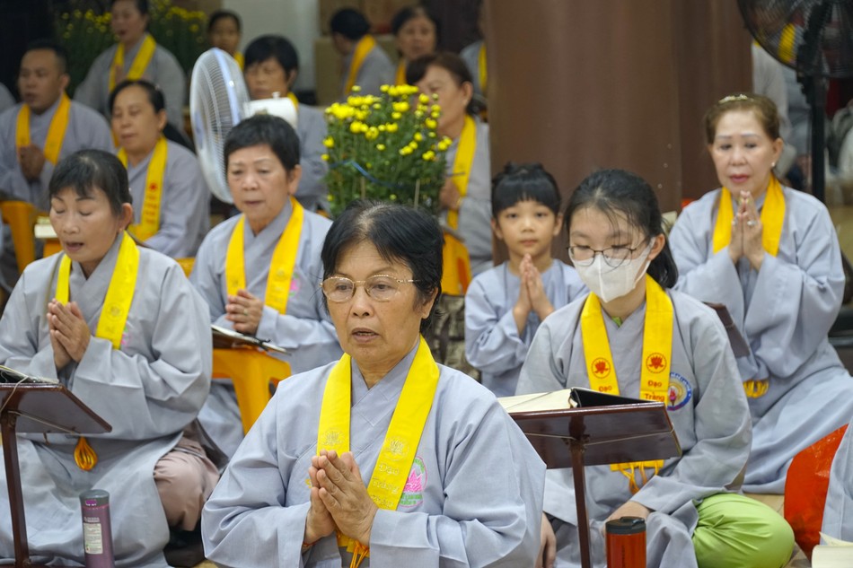 Trang nghiêm trì tụng kinh Pháp Hoa