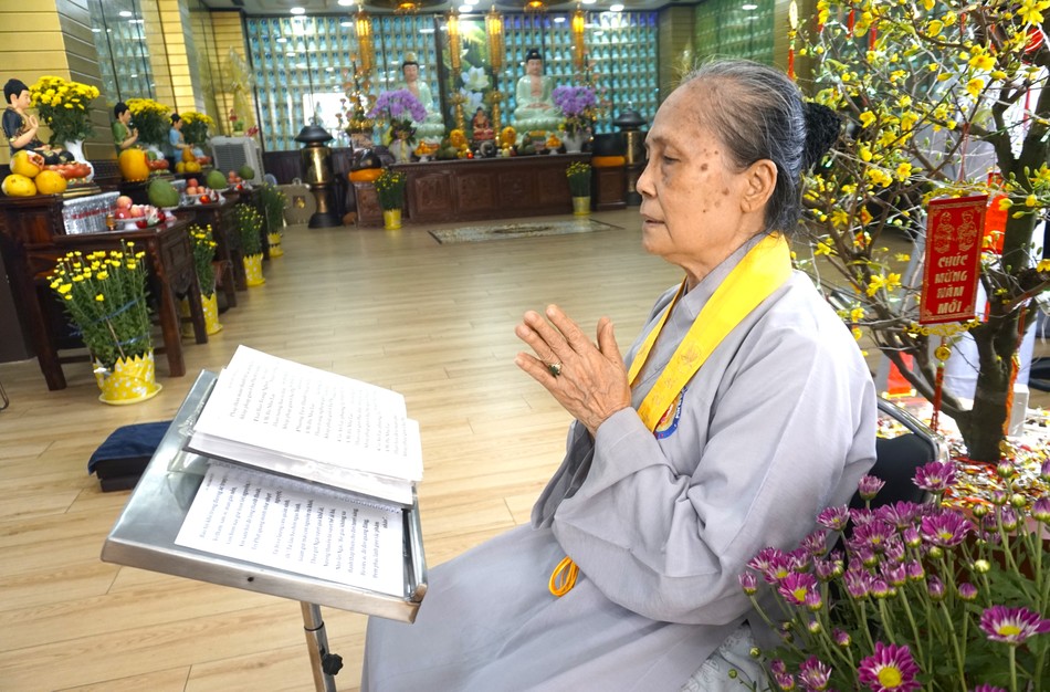 Dù đau chân nhưng nhiều cô bác Phật tử vẫn tinh tấn trì kinh