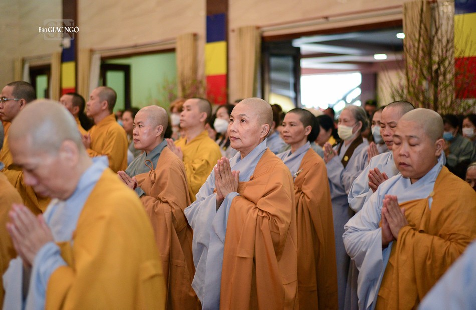 Ni sư Thích nữ Thông Tường (giữa) tại Pháp đàn Dược Sư sáng nay, 27-1 Ni sư Thích nữ Thông Tường (giữa) tại Pháp đàn Dược Sư sáng nay, 27-1