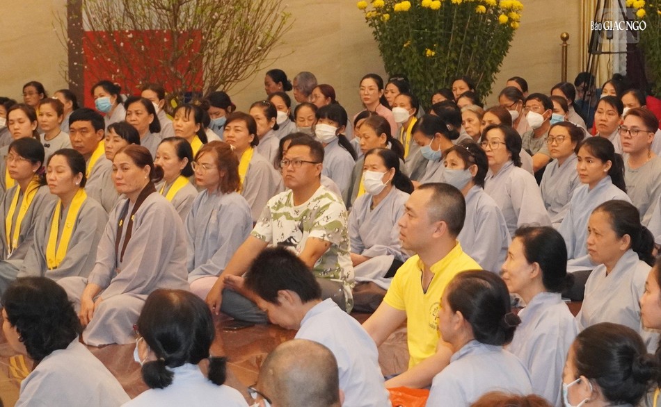 19 giờ tối nay, Phật tử vẫn vân tập đông đủ tại Pháp hội Dược Sư 19 giờ tối nay, Phật tử vẫn vân tập đông đủ tại Pháp hội Dược Sư