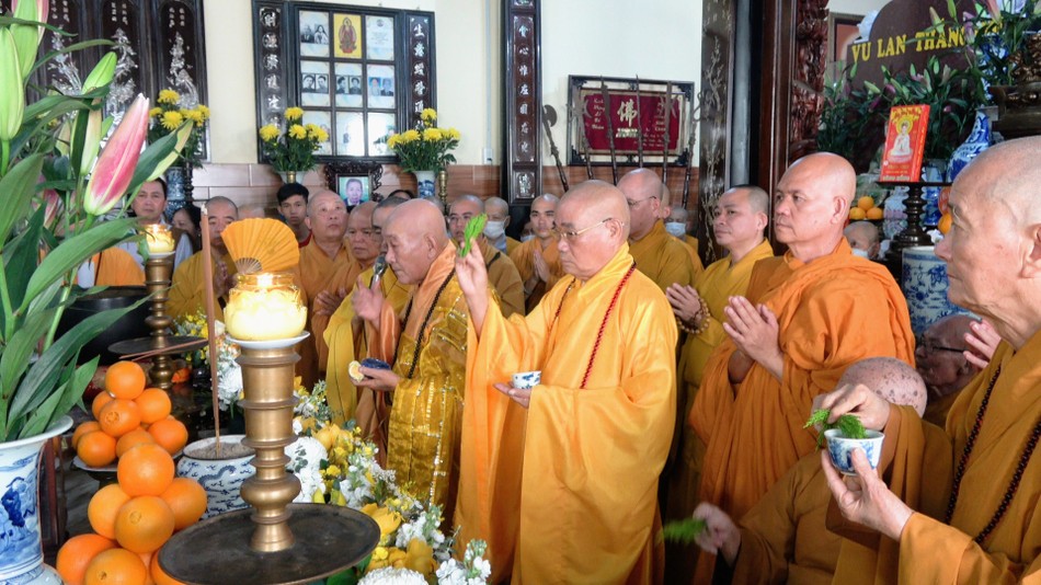 Chư tôn đức cử hành lễ sái tịnh Chư tôn đức cử hành lễ sái tịnh