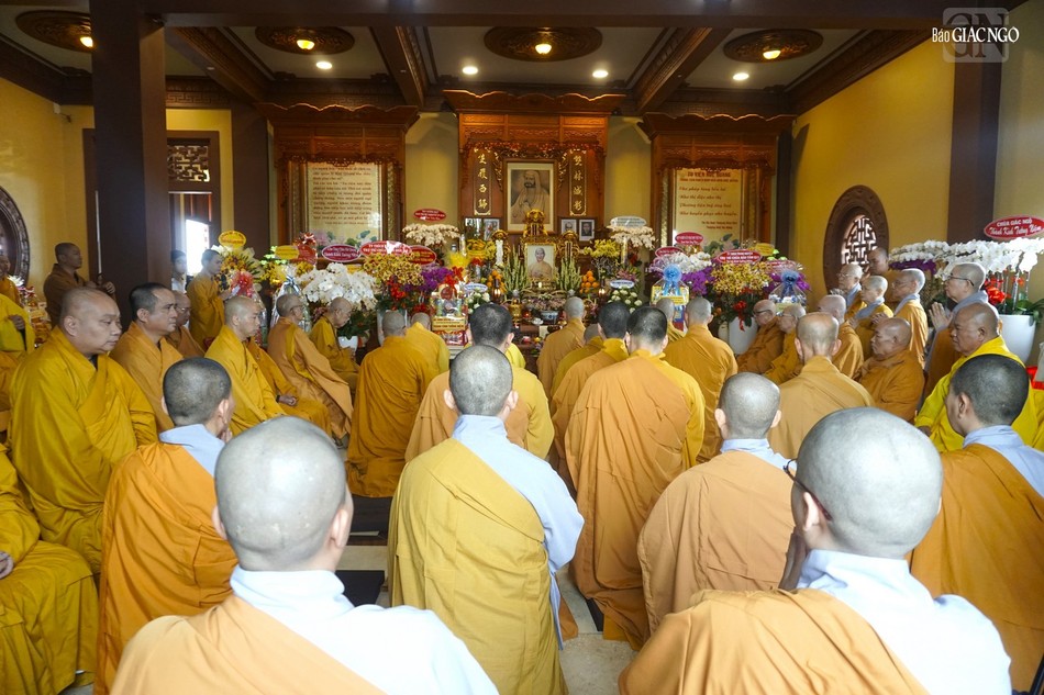 Nhất tâm đảnh lễ bậc thầy khả kính trọn đời cống hiến cho sự nghiệp hoằng dương chính pháp Nhất tâm đảnh lễ bậc thầy khả kính trọn đời cống hiến cho sự nghiệp hoằng dương chính pháp