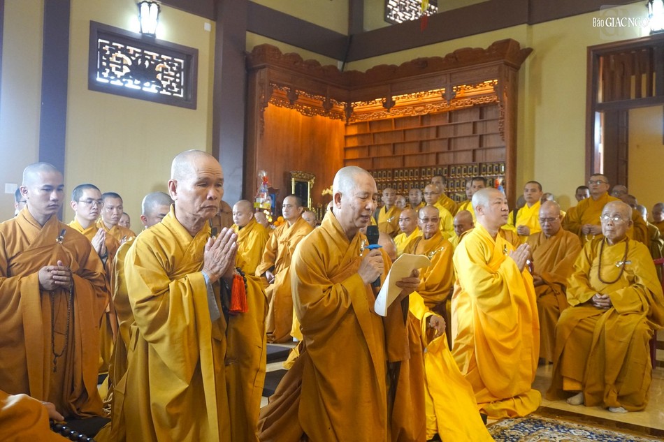 Thượng tọa Thích Chơn Nghĩa, đại diện môn đồ đệ tử ôn lại tiểu sử của cố Trưởng lão Hòa thượng Thích Huệ Hưng Thượng tọa Thích Chơn Nghĩa, đại diện môn đồ đệ tử ôn lại tiểu sử của cố Trưởng lão Hòa thượng Thích Huệ Hưng