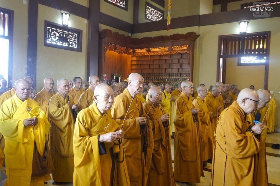 Chư tôn đức giáo phẩm thành kính dâng hương cúng dường Giác linh Trưởng lão Hòa thượng Thích Huệ Hưng Chư tôn đức giáo phẩm thành kính dâng hương cúng dường Giác linh Trưởng lão Hòa thượng Thích Huệ Hưng