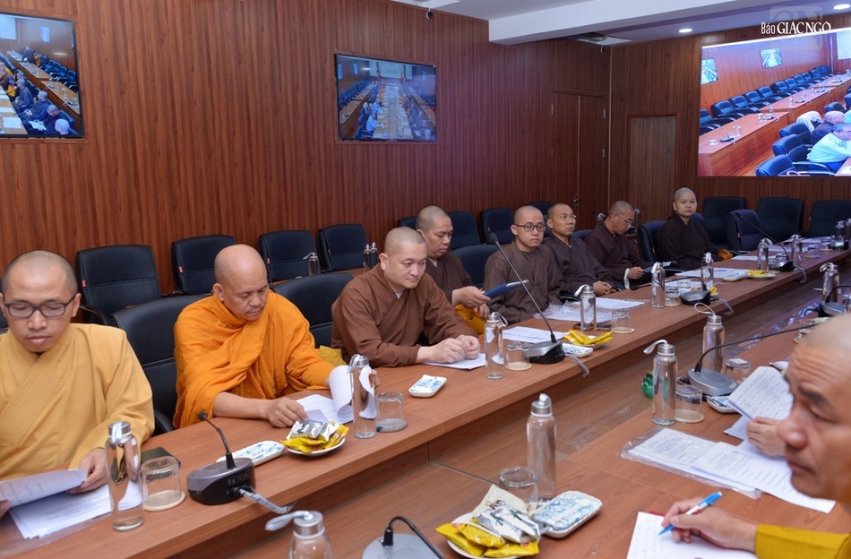 Chư tôn đức tham dự phiên họp Chư tôn đức tham dự phiên họp