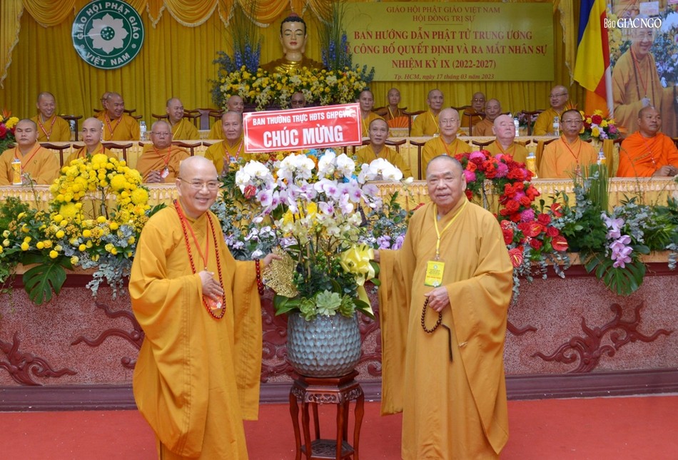 Hòa thượng Thích Thiện Pháp trao lẵng hoa chúc mừng từ Ban Thường trực Hội đồng Trị sự GHPGVN đến Hòa thượng tân Trưởng ban Hướng dẫn Phật tử T.Ư