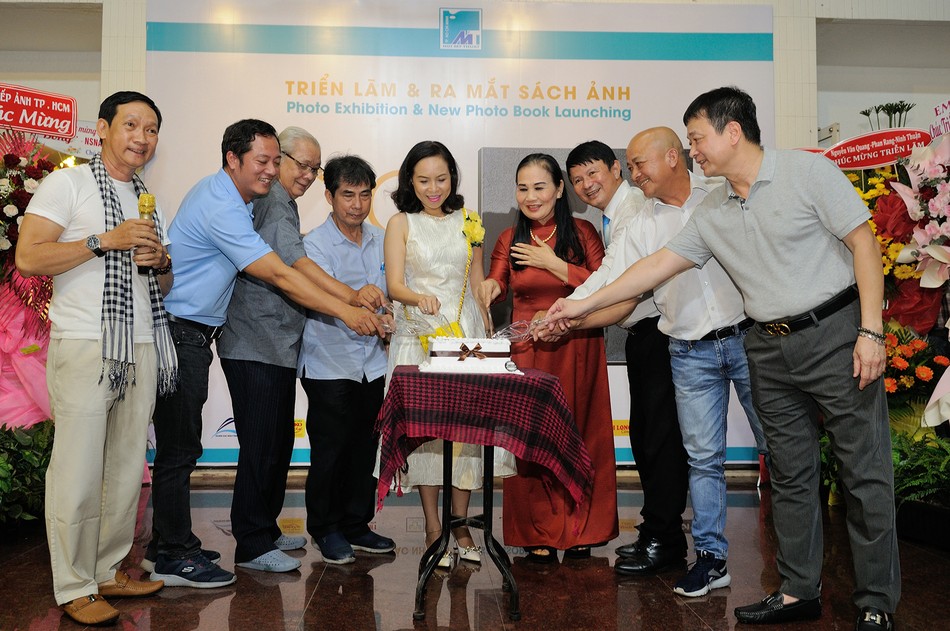 Nhiếp ảnh gia Trần Thế Phong chia sẻ về tập sách ảnh “Bóng” tại buổi khai mạc triển lãm tối 7-4 Nhiếp ảnh gia Trần Thế Phong chia sẻ về tập sách ảnh “Bóng” tại buổi khai mạc triển lãm tối 7-4