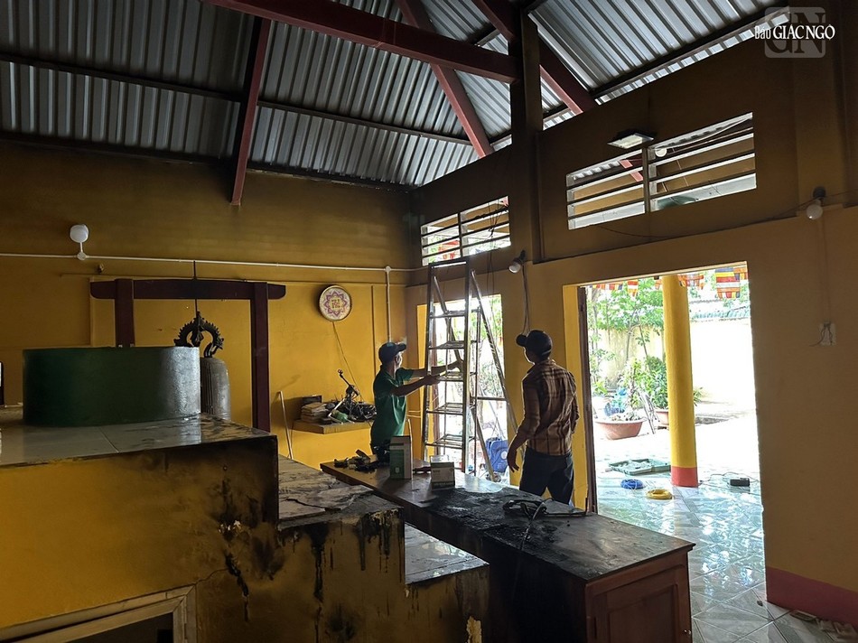 Phật tử đang dọn dẹp lại chùa tại các khu vực bị đập phá, đốt cháy Phật tử đang dọn dẹp lại chùa tại các khu vực bị đập phá, đốt cháy