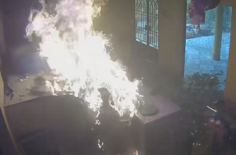 Chùa bị đối tượng đốt, sau khi đập phá Chùa bị đối tượng đốt, sau khi đập phá