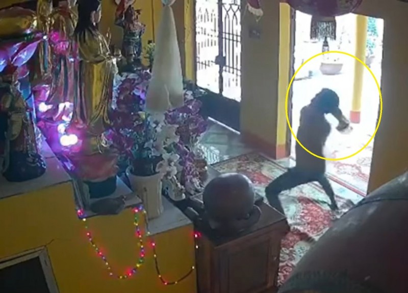 Đối tượng đập phá chánh điện Đối tượng đập phá chánh điện