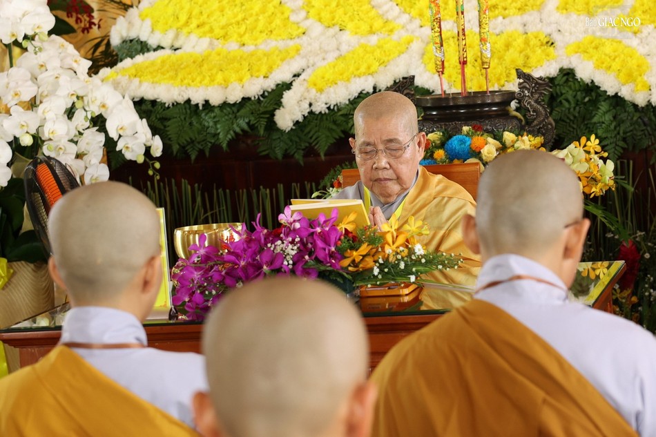 Ni trưởng Thích nữ Từ Nhẫn làm Hòa thượng Ni Đường đầu đàn Thức-xoa-ma-na Ni trưởng Thích nữ Từ Nhẫn làm Hòa thượng Ni Đường đầu đàn Thức-xoa-ma-na