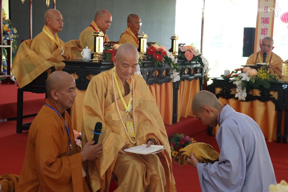 Lần lượt các vị giới tử được truyền trao giới pháp Lần lượt các vị giới tử được truyền trao giới pháp