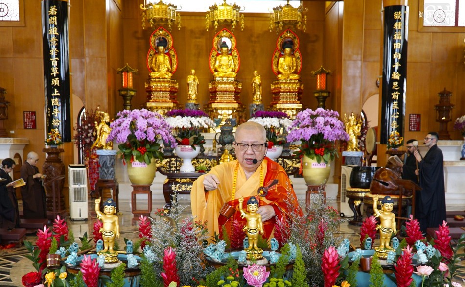 Thượng tọa Thích Liễu Minh, trụ trì Thảo Đường thiền tự cử hành nghi thức Mộc dục Thượng tọa Thích Liễu Minh, trụ trì Thảo Đường thiền tự cử hành nghi thức Mộc dục