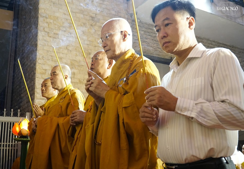 Niêm hương bạch Phật Niêm hương bạch Phật