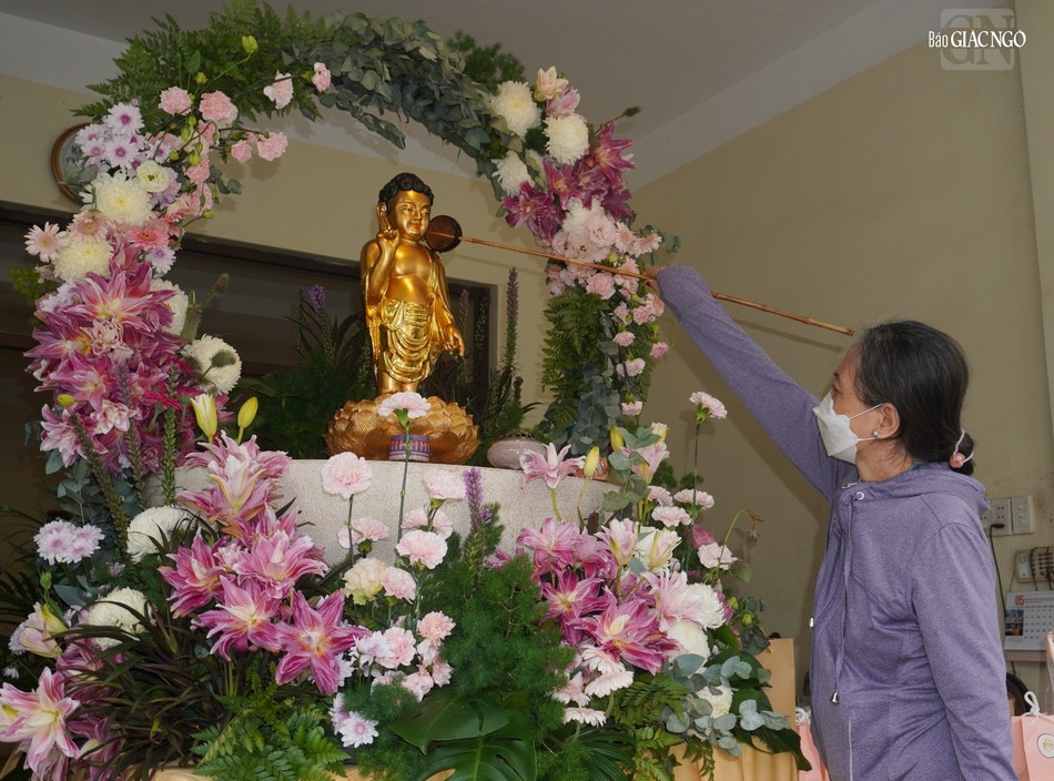 Cô Giác Hiền Thanh thực hiện Tắm Phật