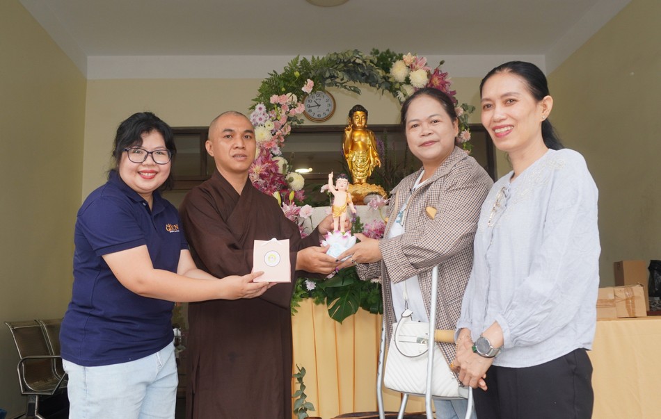 Phật tử Đức Như, 50 tuổi đón nhận tôn tượng Đức Phật đản sanh tại tòa soạn Báo Giác Ngộ