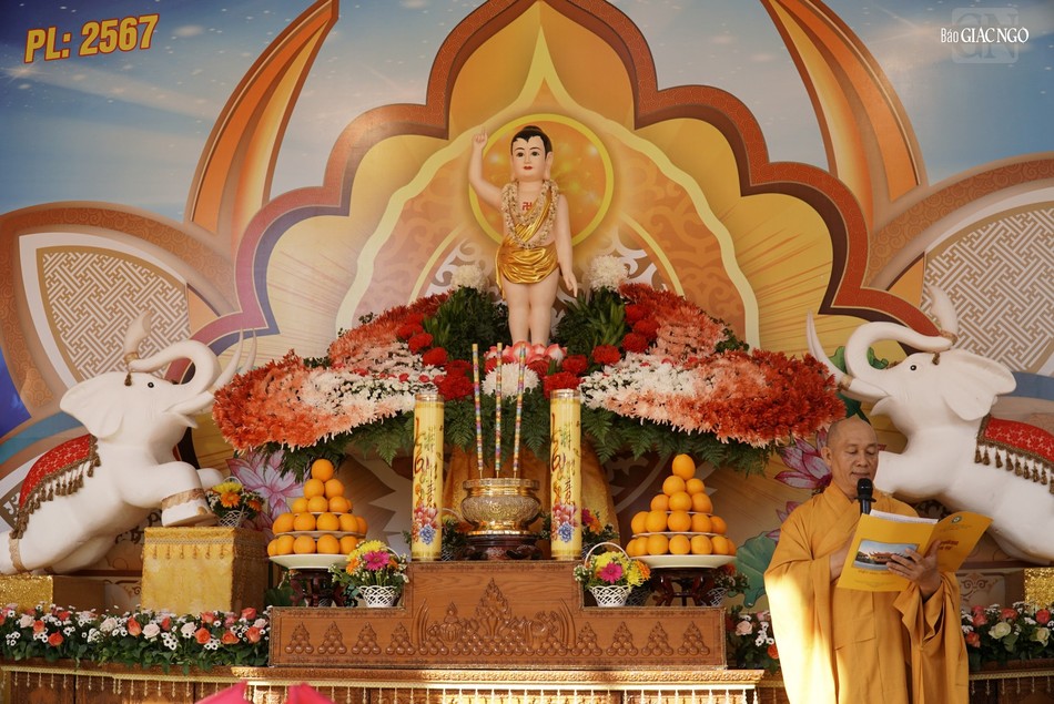 Thượng tọa Thích Nguyên Sĩ đọc Diễn văn Phật đản của Hội đồng Trị sự GHPGVN