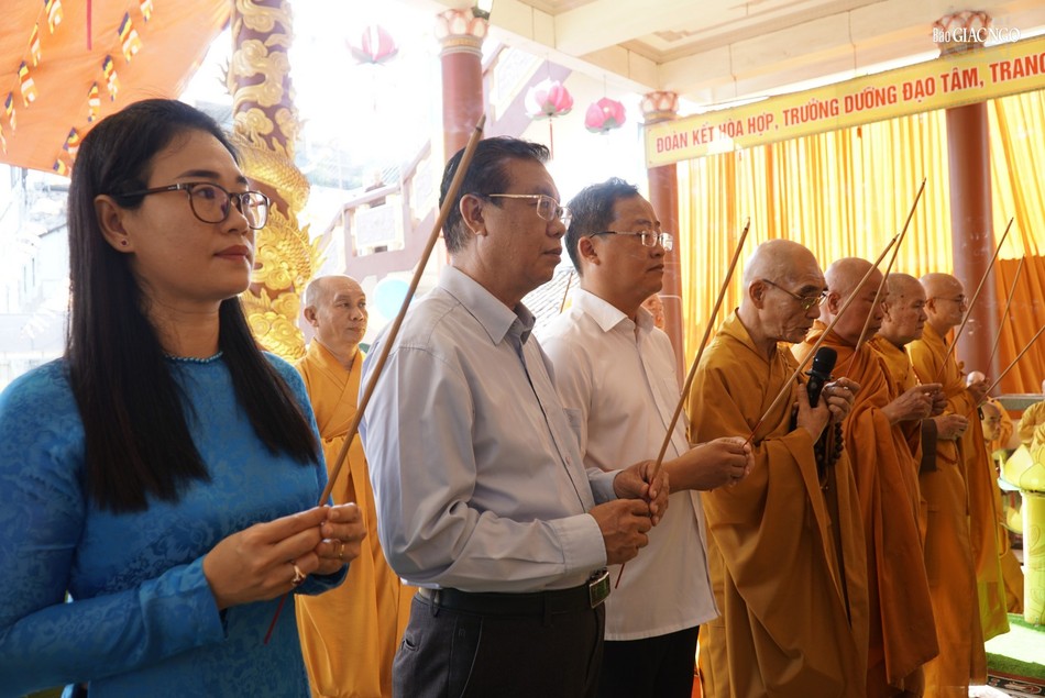 Chư tôn đức, lãnh đạo chính quyền niêm hương cúng dường