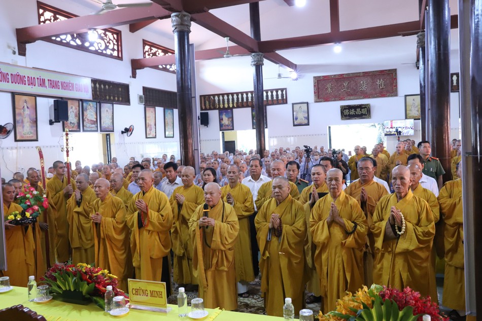 Chư tôn đức cử hành nghi thức niệm Phật