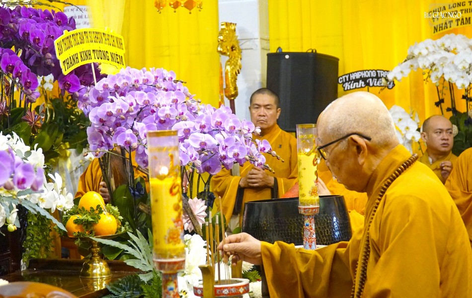 Trưởng lão Hòa thượng Thích Như Tín Nhất tâm cầu nguyện Giác linh Hòa thượng cao đăng Phật quốc