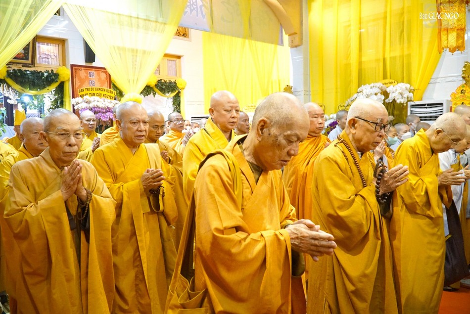 Chư tôn đức niêm hương