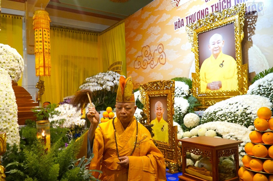 Hòa thượng Thích Lệ Trang cử hành nghi lễ phất trần