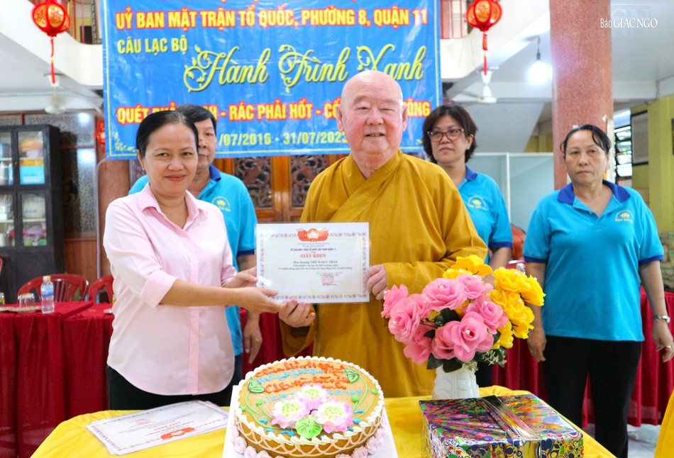Bà Lê Thị Thu Vân, Phó Chủ tịch Ủy ban MTTQVN Q.11 trao giấy khen đến Hòa thượng Thích Duy Trấn Bà Lê Thị Thu Vân, Phó Chủ tịch Ủy ban MTTQVN Q.11 trao giấy khen đến Hòa thượng Thích Duy Trấn