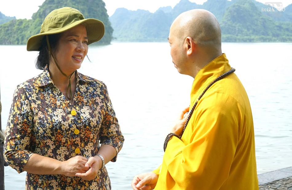 Bà Trần Kim Yến trao đổi cùng Thượng tọa Thích Quang Thạnh, đại diện GHPGVN TP.HCM tham gia &quot;Hành trình kết nối&quot;