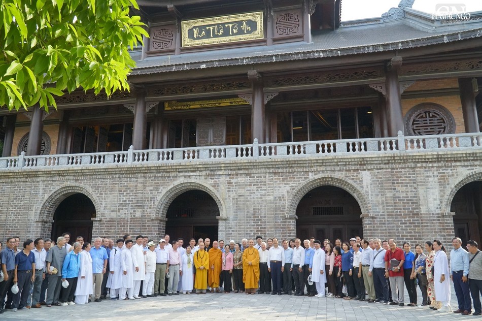 Các đại biểu chụp ảnh lưu niệm tại chùa Tam Chúc