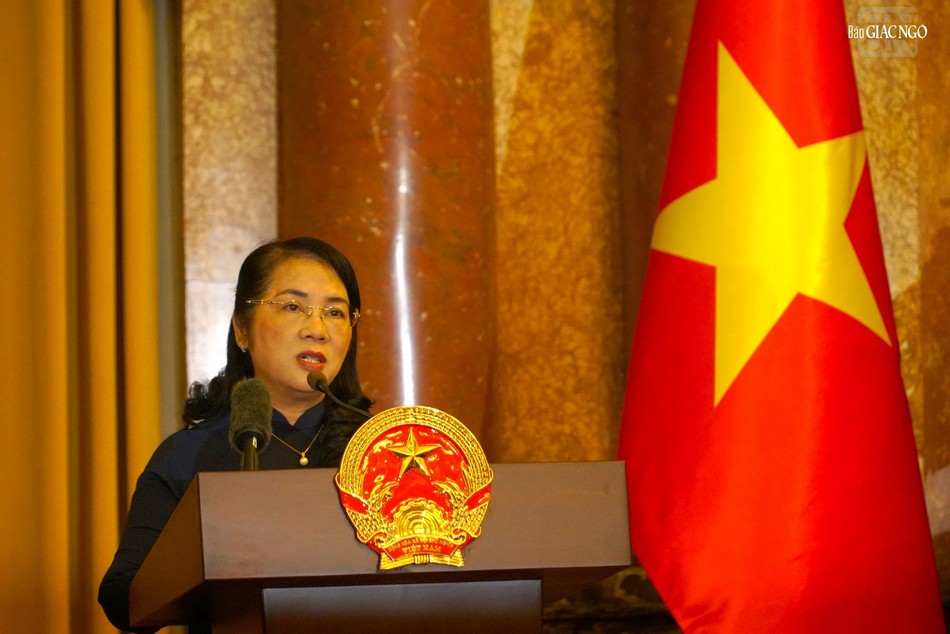 Bà Trần Kim Yến, Chủ tịch Ủy ban MTTQVN TP.HCM báo cáo tại buổi gặp gỡ Bà Trần Kim Yến, Chủ tịch Ủy ban MTTQVN TP.HCM báo cáo tại buổi gặp gỡ