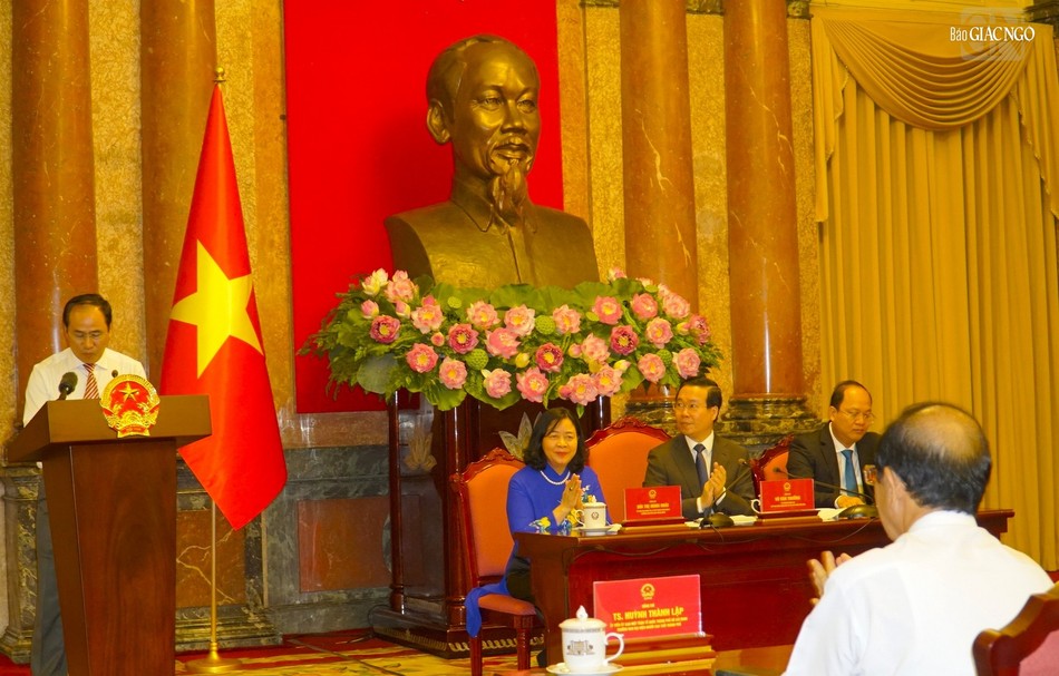 Tiến sỹ Phú Văn Hẳn phát biểu Tiến sỹ Phú Văn Hẳn phát biểu