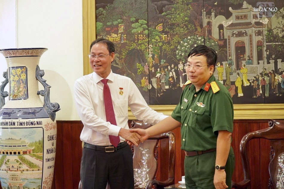 Đại diện Bộ Tư lệnh Bảo vệ Lăng Chủ tịch Hồ Chí Minh đón tiếp phái đoàn