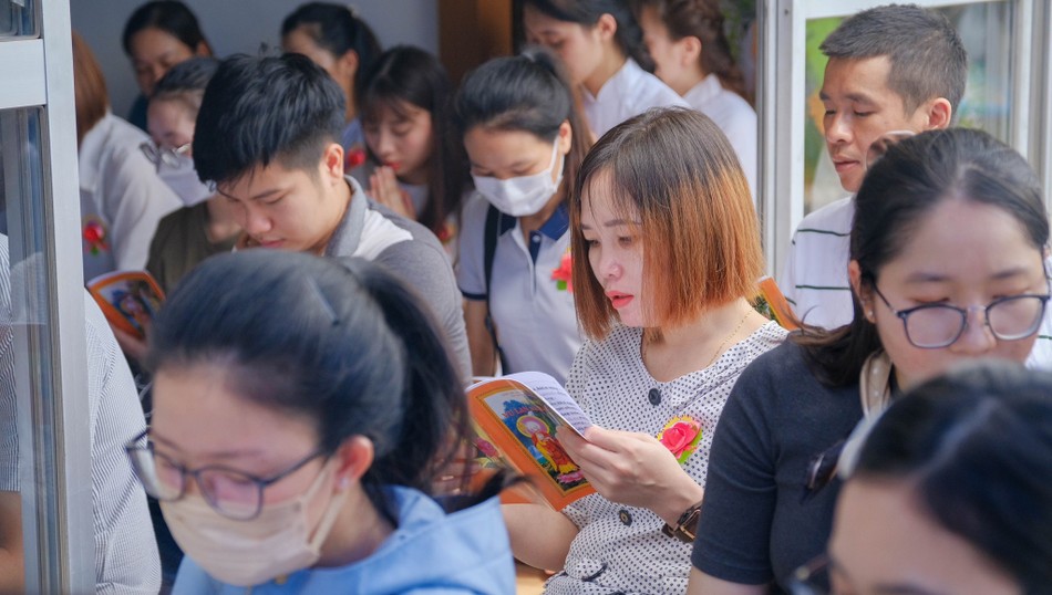 Các du học sinh tụng kinh Vu lan
