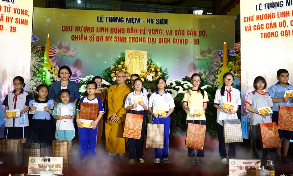 Hòa thượng Thích Thiện Nghĩa và lãnh đạo chính quyền Q.6 trao tặng học bổng đến các em học sinh Hòa thượng Thích Thiện Nghĩa và lãnh đạo chính quyền Q.6 trao tặng học bổng đến các em học sinh