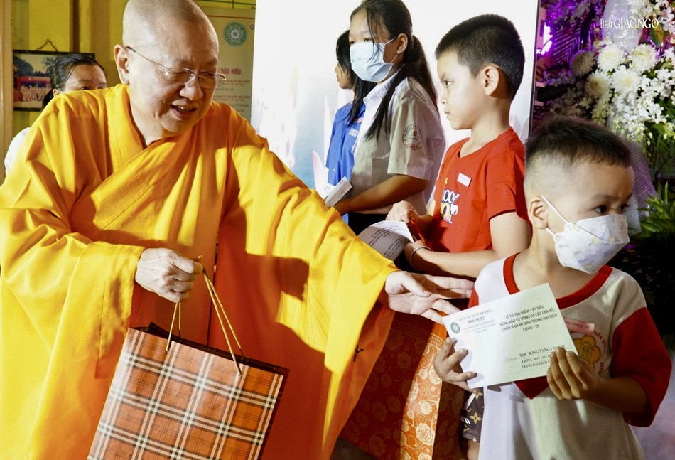 Trao đến em tình thương Trao đến em tình thương