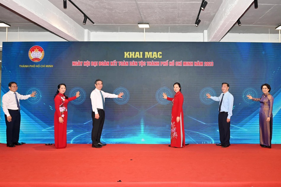 Lãnh đạo TP.HCM, lãnh đạo Mặt trận Tổ quốc Việt Nam TP.HCM tại sự kiện khai mạc Ngày hội Đại đoàn kết toàn dân tộc TP.HCM