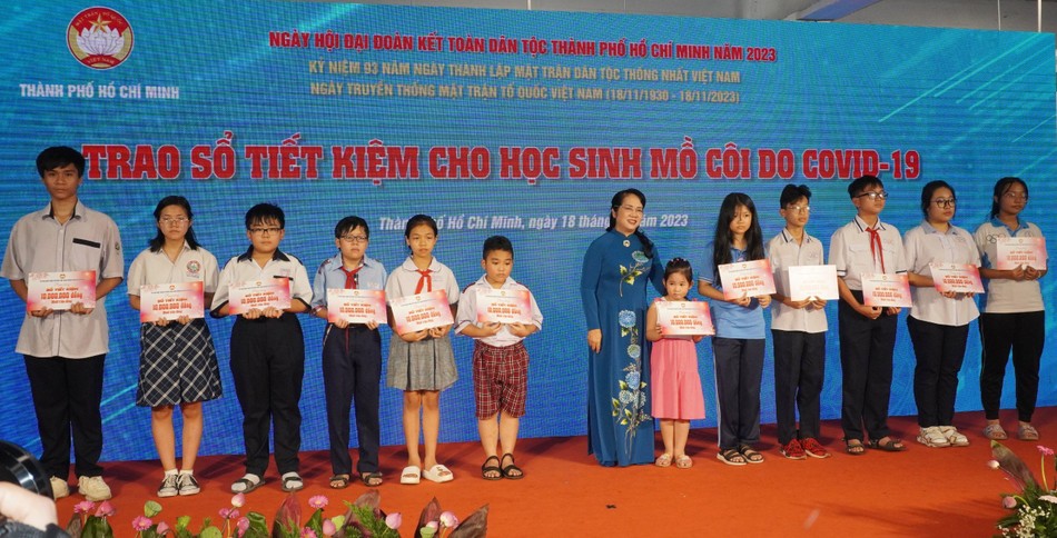 Trao sổ tiết kiệm cho các em học sinh có hoàn cảnh đặc biệt