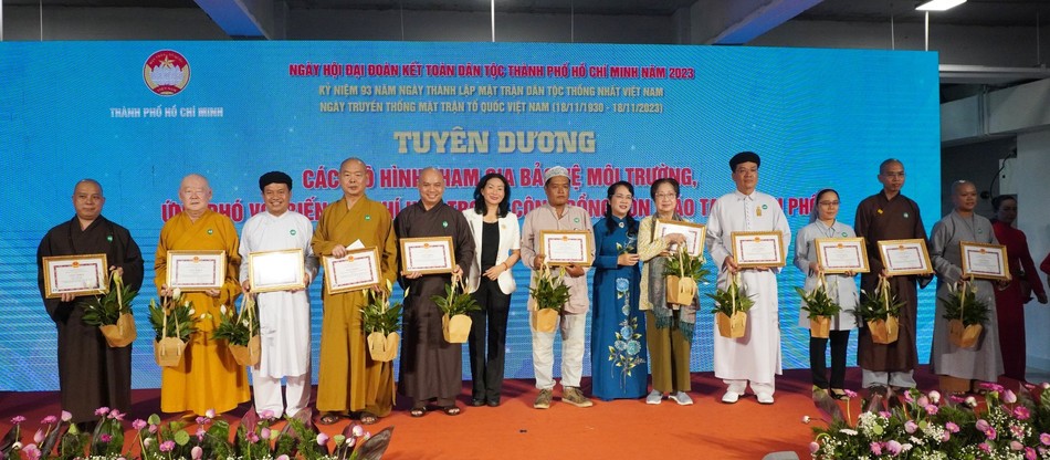 Tuyên dương các mô hình tham gia bảo vệ môi trường, ứng phó biến đổi khí hậu trong cộng đồng tôn giáo tại Thành phố