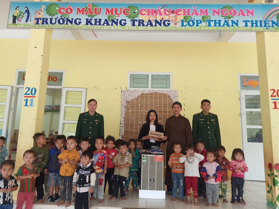 Các em học sinh lưu niệm cùng đoàn từ thiện đến thăm Các em học sinh lưu niệm cùng đoàn từ thiện đến thăm