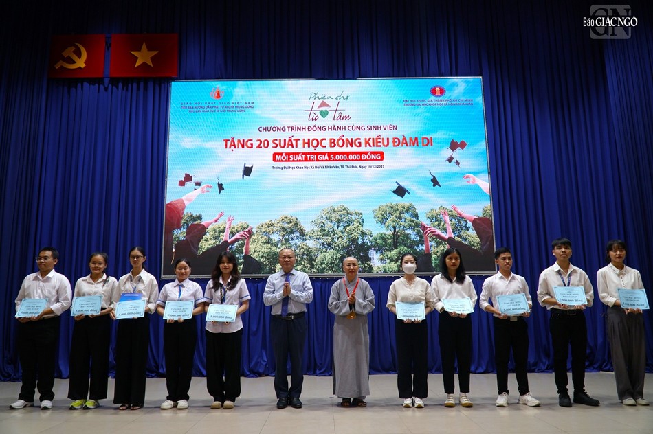 TS. Phan Thanh Định và Ni sư Thích nữ Huệ Dâng trao học bổng đến các bạn sinh viên có nhiều nỗ lực vượt khó TS. Phan Thanh Định và Ni sư Thích nữ Huệ Dâng trao học bổng đến các bạn sinh viên có nhiều nỗ lực vượt khó