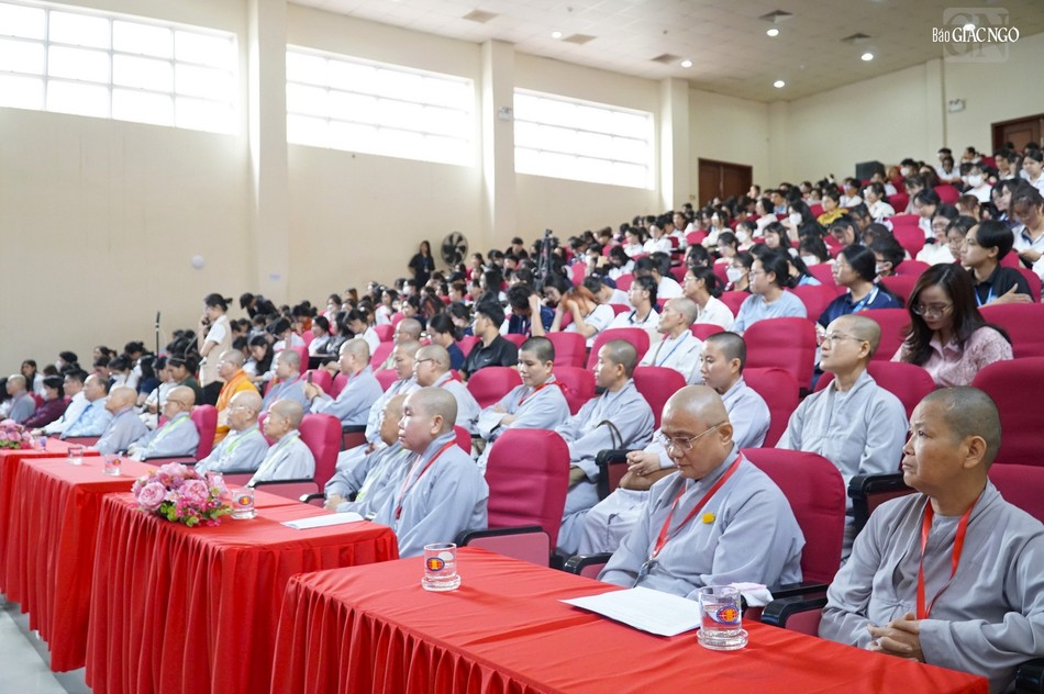 Khoảng 500 sinh viên tham dự buổi pháp thoại chuyên đề về thiền Khoảng 500 sinh viên tham dự buổi pháp thoại chuyên đề về thiền