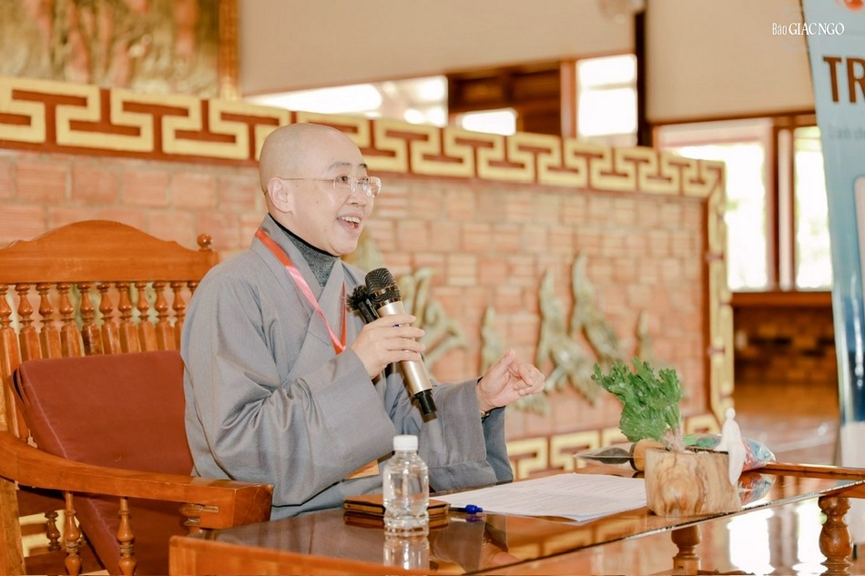 Ni sư Thích nữ Huệ Dâng phát biểu khai mạc khóa tu