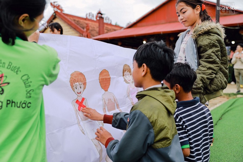 Các em nhỏ được các tình nguyện viên hướng dẫn kỹ năng bảo vệ cơ thể