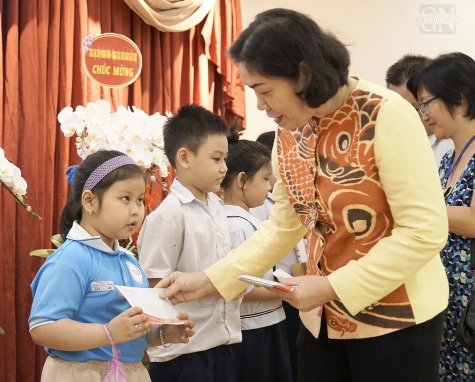 Bà Vũ Thị Mỹ Ngọc, Phó Chủ tịch UBND Q.3 trao học bổng đến các em học sinh Bà Vũ Thị Mỹ Ngọc, Phó Chủ tịch UBND Q.3 trao học bổng đến các em học sinh