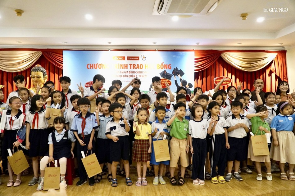 Học bổng này giúp các em học sinh đón một mùa xuân ấm áp, vui tươi bên gia đình Học bổng này giúp các em học sinh đón một mùa xuân ấm áp, vui tươi bên gia đình