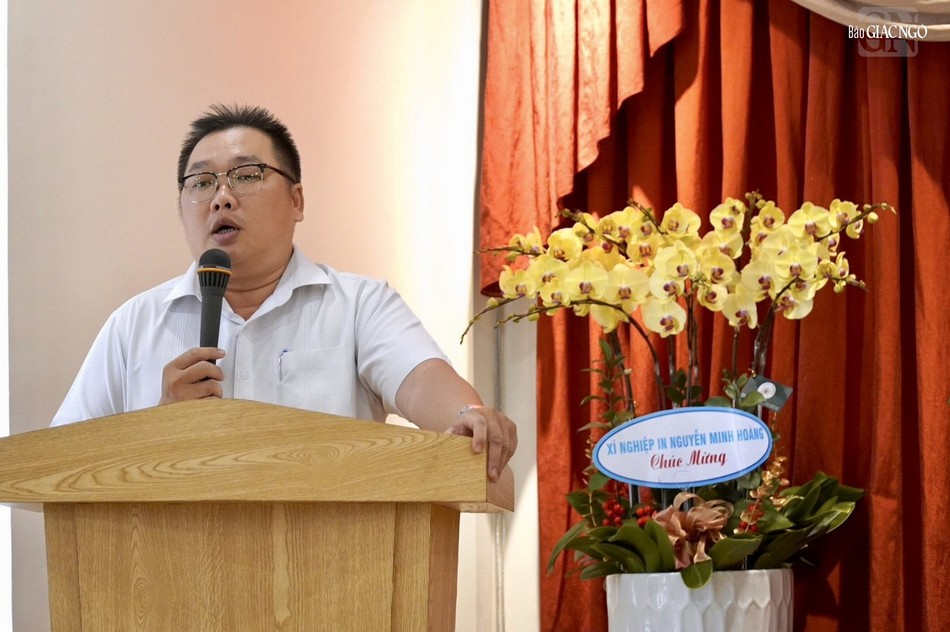 Ông Phạm Đăng Khoa cảm ơn các cơ quan đã hỗ trợ 50 suất quà ý nghĩa cho các em học sinh Ông Phạm Đăng Khoa cảm ơn các cơ quan đã hỗ trợ 50 suất quà ý nghĩa cho các em học sinh