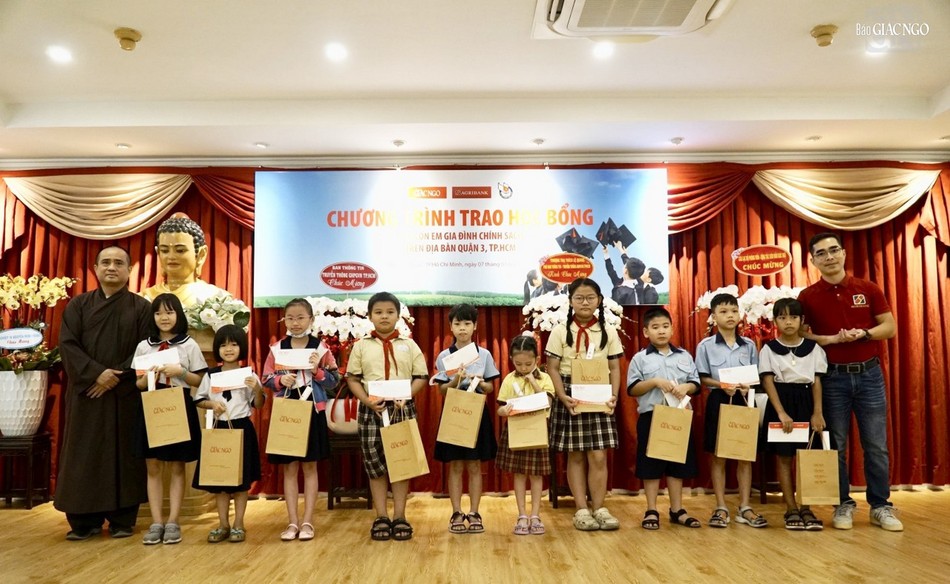 50 suất học bổng đã được trao tận tay các em học sinh cấp 1-2-3 đang học trên địa bàn Q.3 - cùng quận nơi đặt trụ sở tòa soạn Báo Giác Ngộ 50 suất học bổng đã được trao tận tay các em học sinh cấp 1-2-3 đang học trên địa bàn Q.3 - cùng quận nơi đặt trụ sở tòa soạn Báo Giác Ngộ