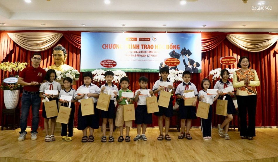 Mỗi suất học bổng trị giá 2 triệu đồng Mỗi suất học bổng trị giá 2 triệu đồng